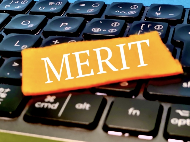 キーボードの上に乗ったMERITの文字