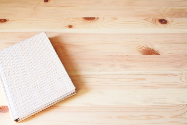 木の机に置かれたノート