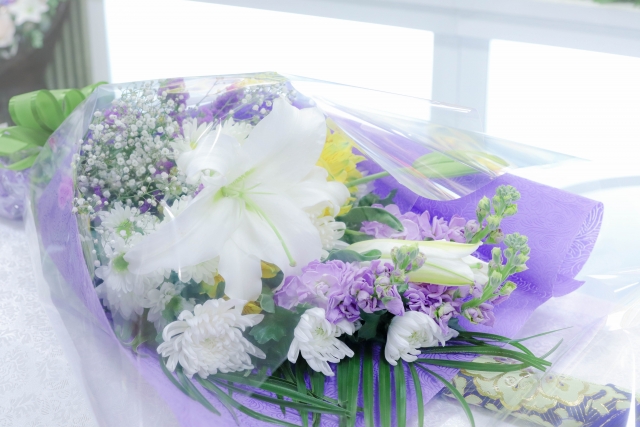 棺におかれた花束