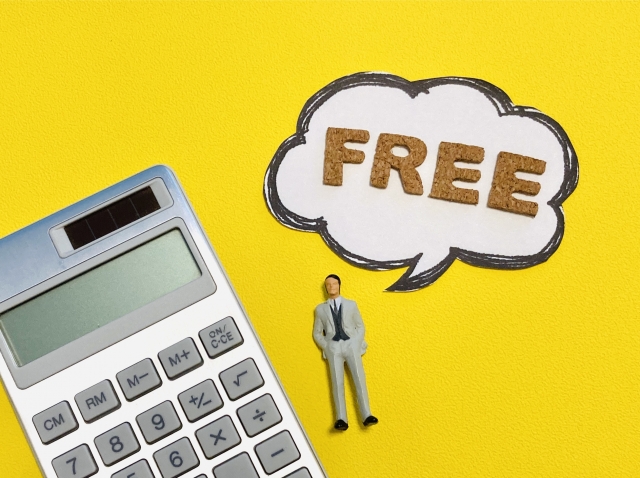 FREEの吹き出しがついたビジネスマン人形と電卓